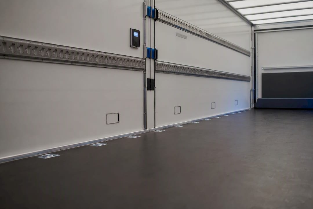 Het interieur van een speciaal uitgeruste kunsttransportwagen met klimaatbeheersing