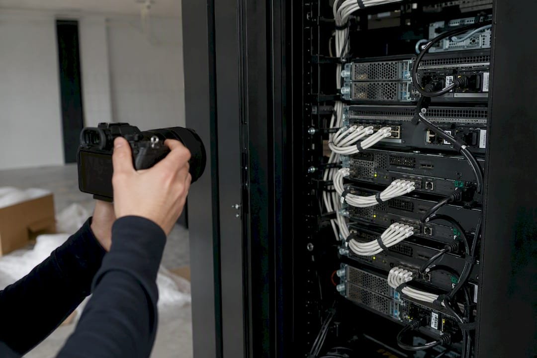 Hand die serverkabels fotografeert voor de inventaris