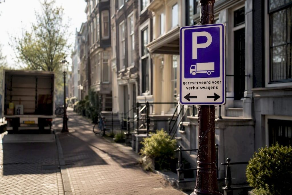Parkeervergunningbord in een straat in Amsterdam