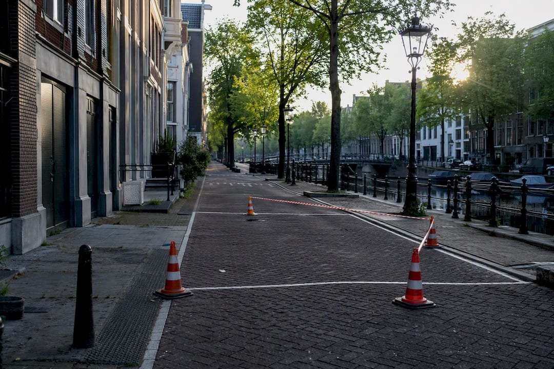 Gereseveerde parkeerplaats met kegels voor verhuisbusje