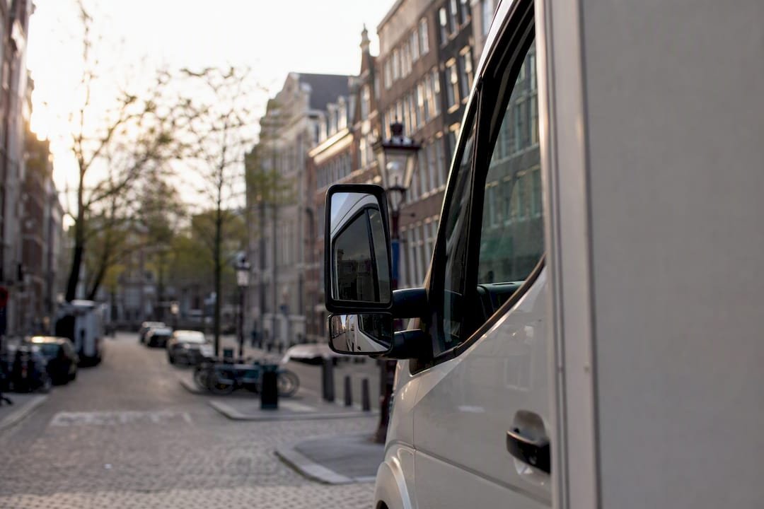 Verhuisbusje stopt kort in voetgangersgebied