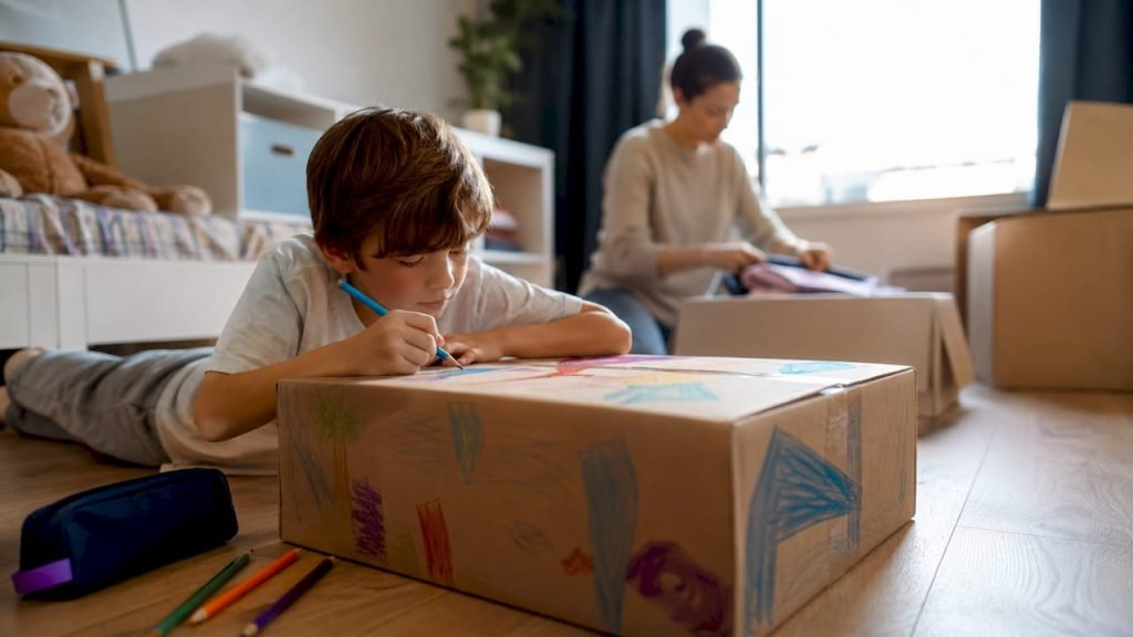 Kind maakt zijn eigen verhuisdoos in de slaapkamer mooi