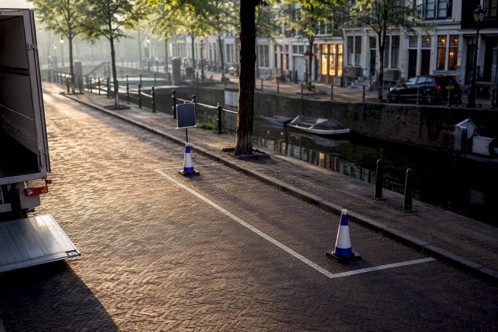 Tijdelijke parkeerplaats aan de gracht in Utrecht