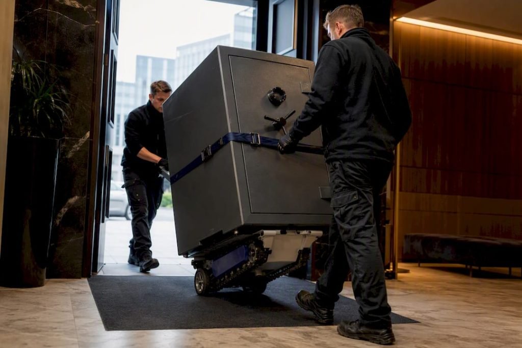 Verhuisteam verplaatst zware kluis veilig