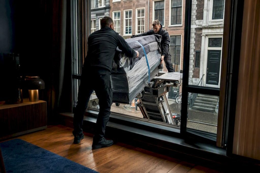 Meubel via het raam verhuisd met een verhuislift
