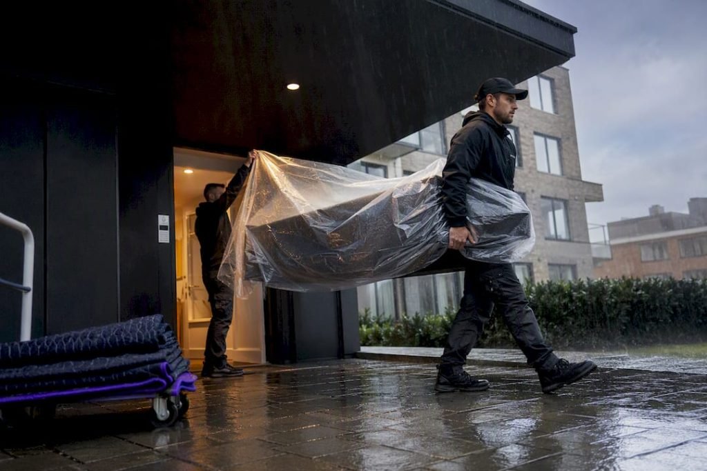 Verhuismeubel bij woning beschermd tegen regen