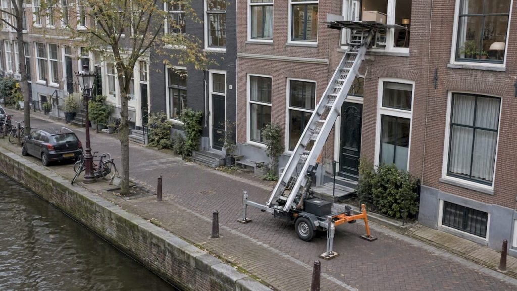 Verhuislift geplaatst op een stoep in Amsterdam